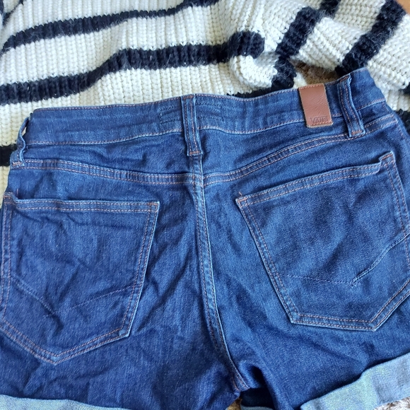 Short Vans - Picture 2 of 4